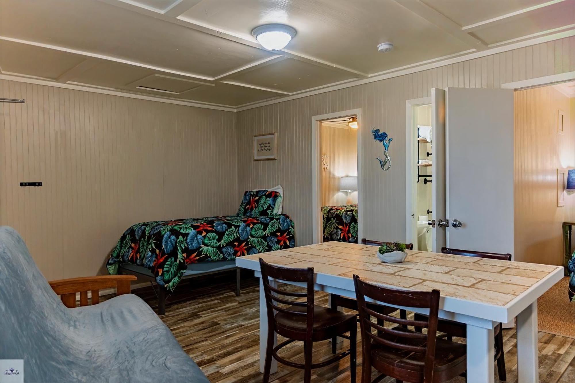 Blue Dolphin Inn And Cottages Гранд Айл Екстериор снимка