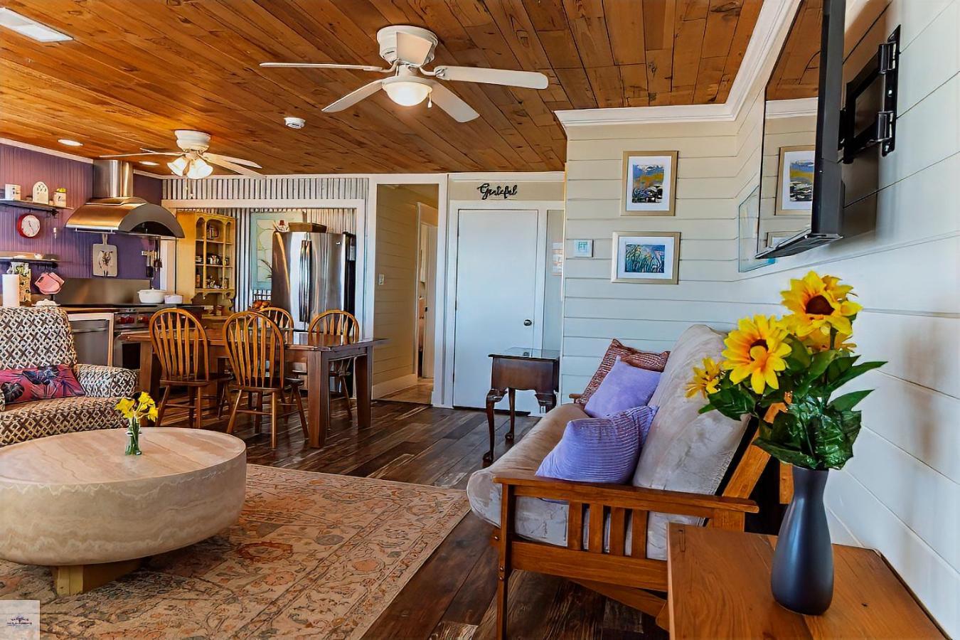 Blue Dolphin Inn And Cottages Гранд Айл Екстериор снимка